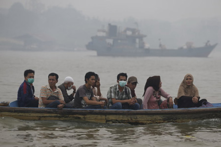 Bầu trời đảo Sumatra ở Indonesia mù mịt vì khói bụi.